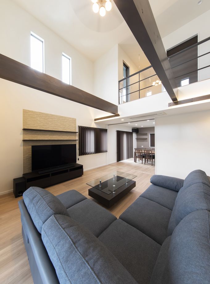 こころ建築設計 開放感溢れる大空間リビング。自然と家族が集まる憩いのスペースがある二世帯住宅の建築実例画像2