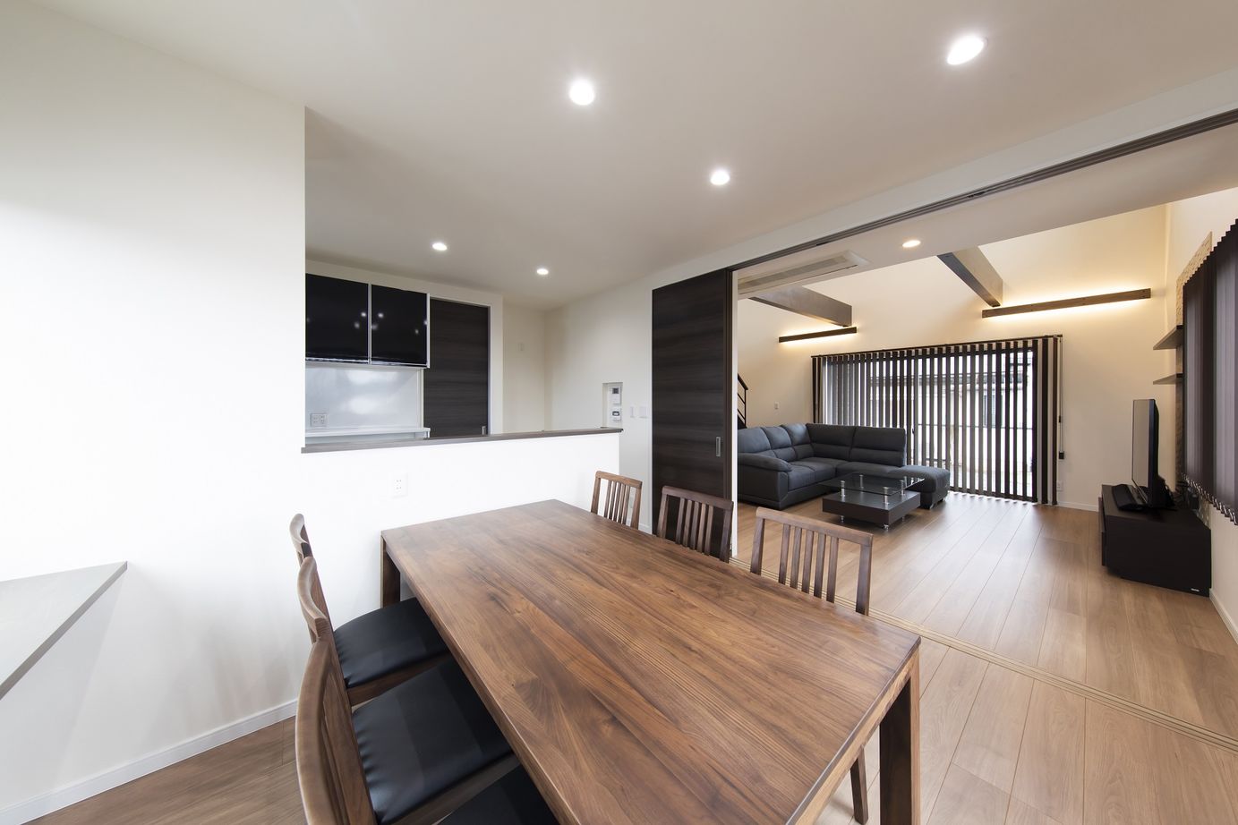 こころ建築設計 開放感溢れる大空間リビング。自然と家族が集まる憩いのスペースがある二世帯住宅の建築実例画像3