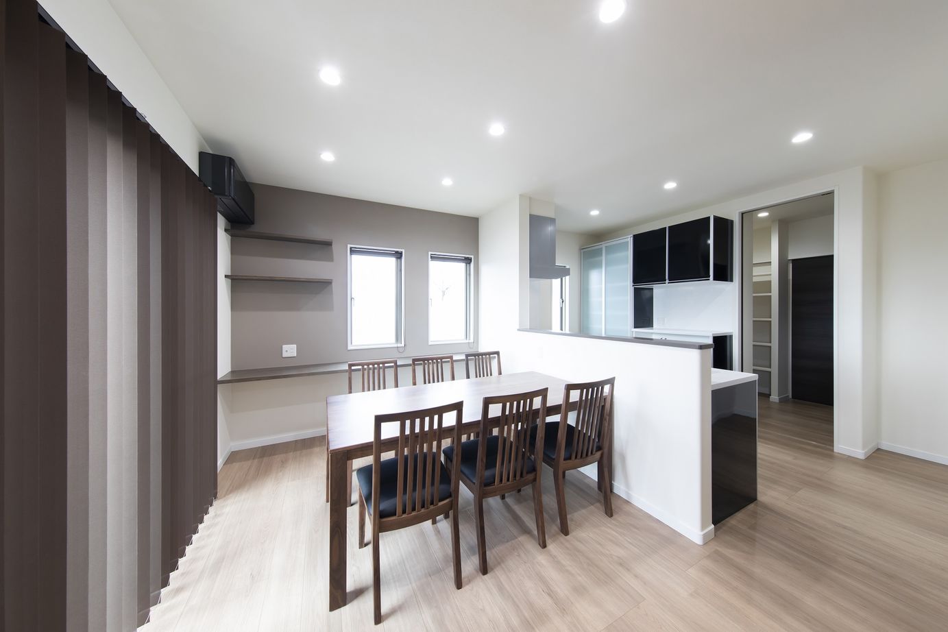 こころ建築設計 開放感溢れる大空間リビング。自然と家族が集まる憩いのスペースがある二世帯住宅の建築実例画像4