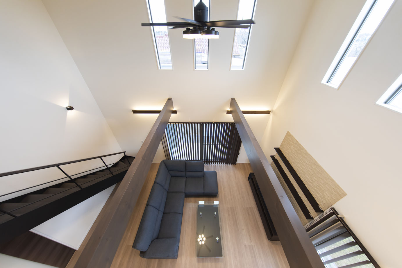 こころ建築設計 開放感溢れる大空間リビング。自然と家族が集まる憩いのスペースがある二世帯住宅の建築実例画像6