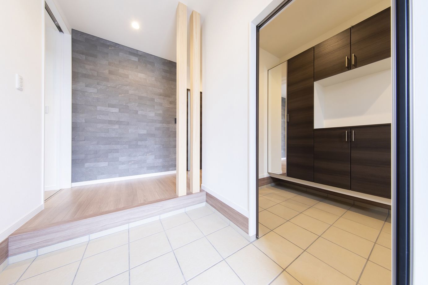 こころ建築設計 開放感溢れる大空間リビング。自然と家族が集まる憩いのスペースがある二世帯住宅の建築実例画像7