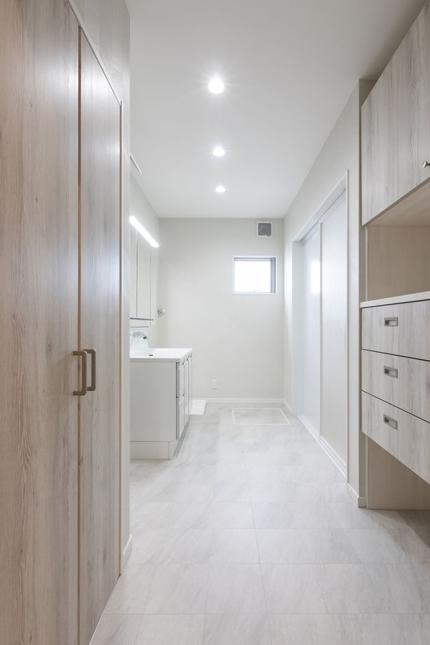 こころ建築設計 開放感溢れる大空間リビング。自然と家族が集まる憩いのスペースがある二世帯住宅の建築実例画像8