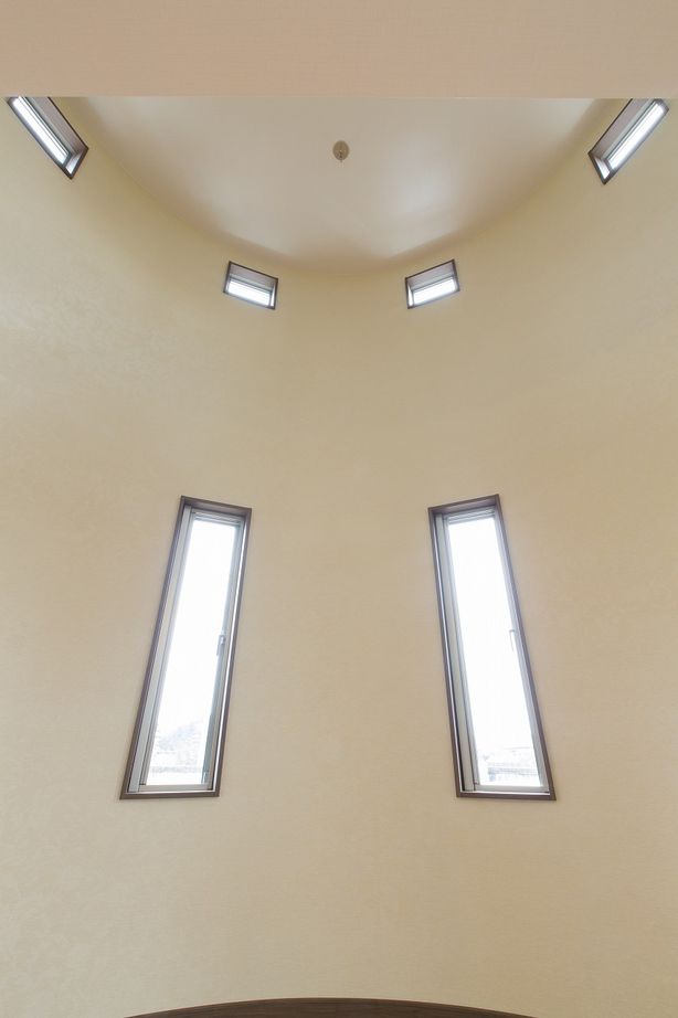 こころ建築設計 ２つの半円の塔が住まいに斬新なデザインと空間をもたらす、個性あふれる住まいの建築実例画像3