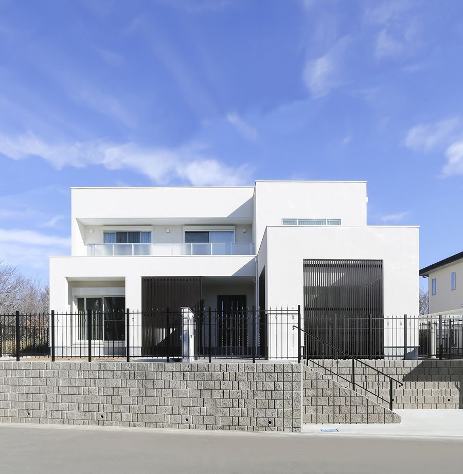 こころ建築設計 オールホワイトの空間に心地よい光が反射する、上質と洗練をまとった住まいの建築実例画像1