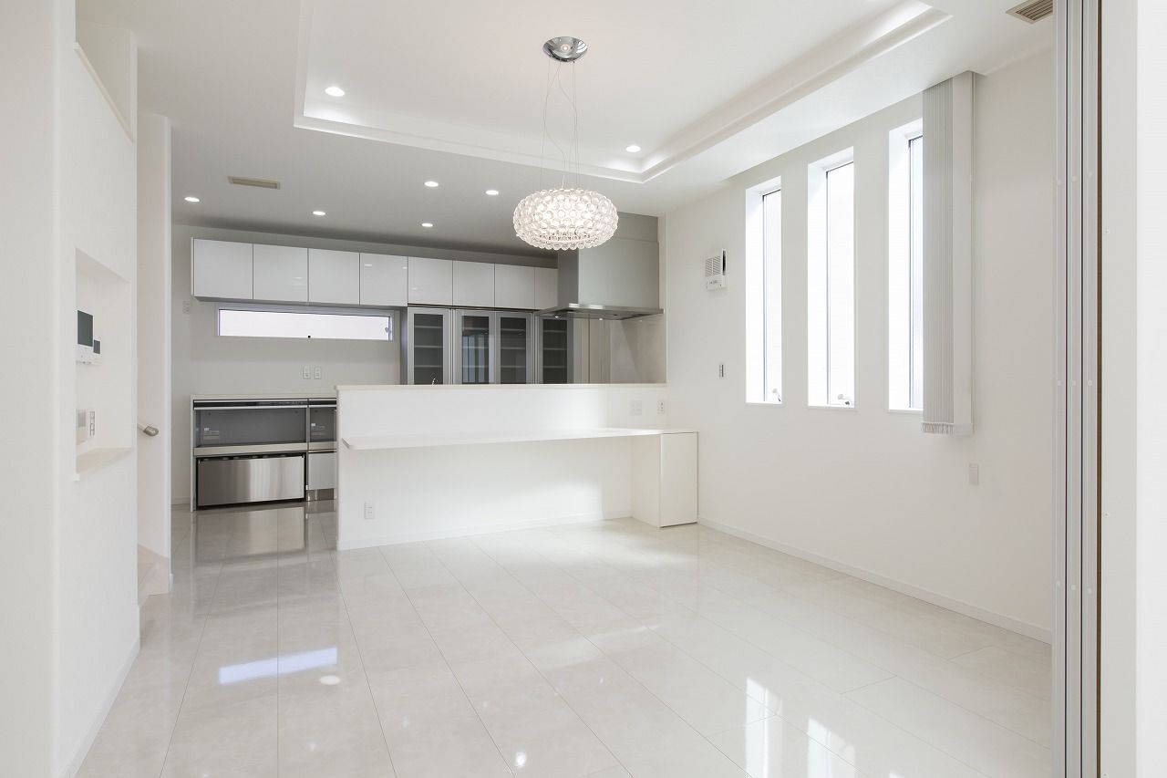 こころ建築設計 オールホワイトの空間に心地よい光が反射する、上質と洗練をまとった住まいの建築実例画像2