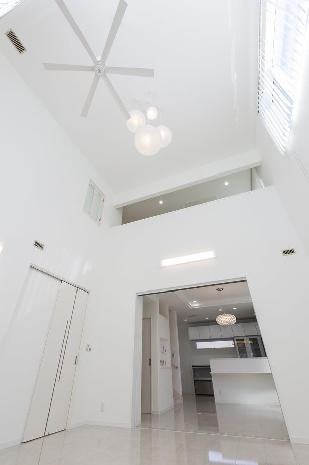 こころ建築設計 オールホワイトの空間に心地よい光が反射する、上質と洗練をまとった住まいの建築実例画像3