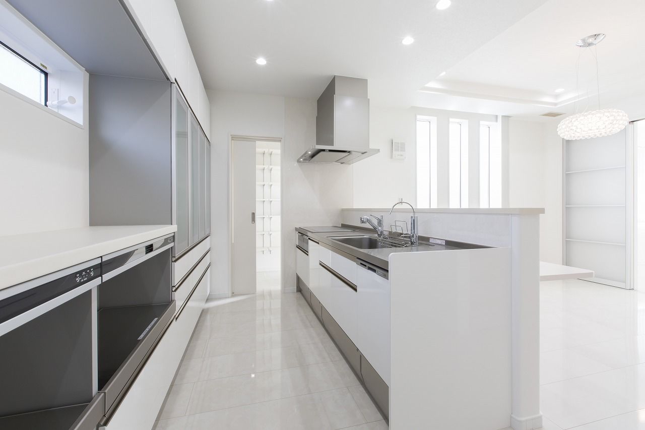 こころ建築設計 オールホワイトの空間に心地よい光が反射する、上質と洗練をまとった住まいの建築実例画像4