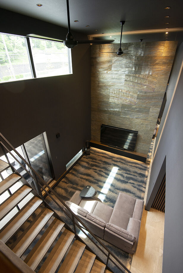 ビーライフ 一級建築士事務所 【奈良県奈良市/ガレージ】隠し扉でつながるハイセンスな空間設計　男前デザインのスタイリッシュな邸宅の建築実例画像3