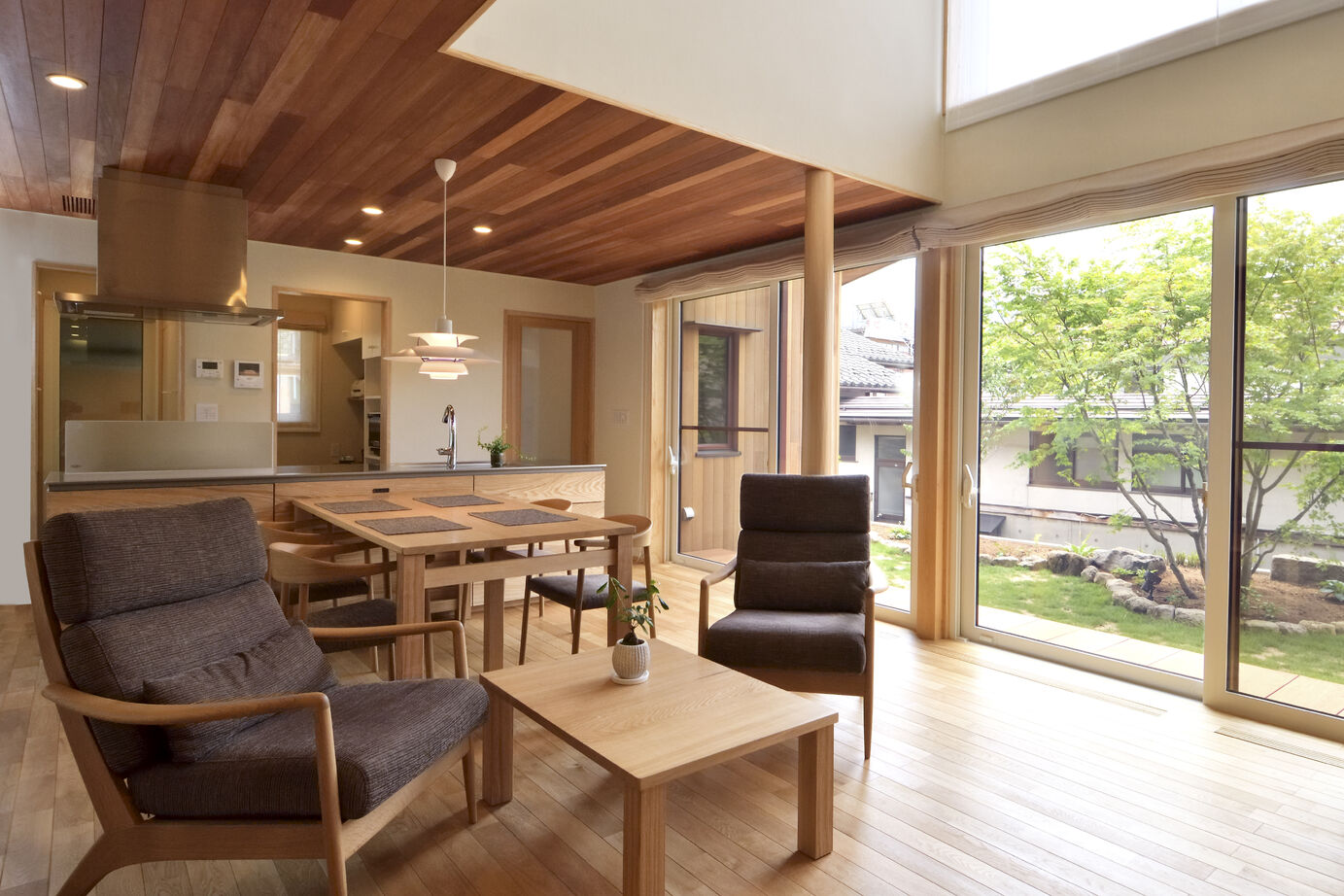 湯本工務店 【ZEH/床下暖房/吹き抜け/中野市/3LDK+S/40.3坪/4000万円台】性能にこだわったオーダーメイドの家の建築実例画像2