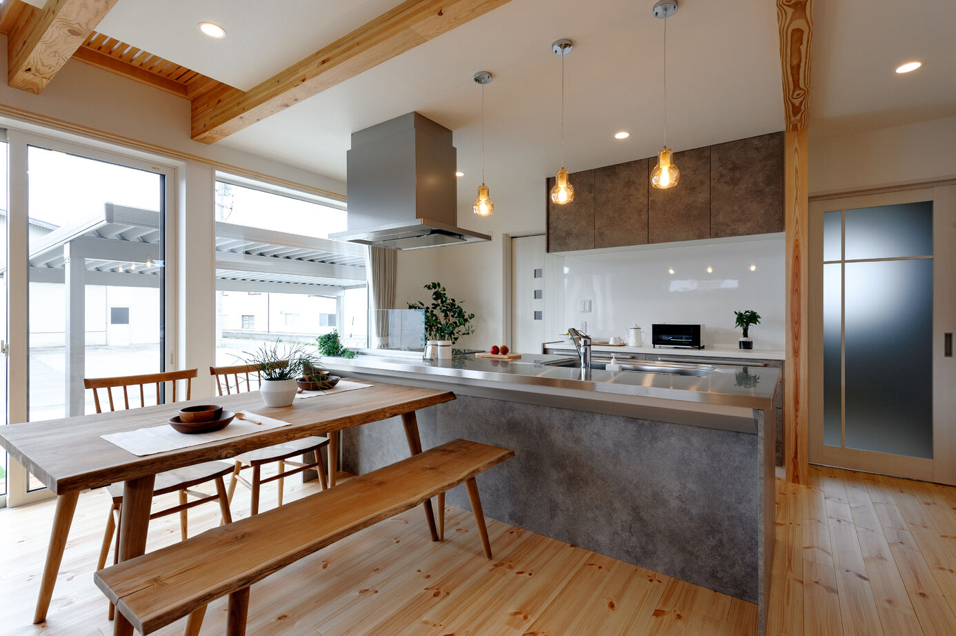 湯本工務店 【白い家/4LDK/34.64坪/3000万円台】魅せて使えるアイランドキッチンの家の建築実例画像2