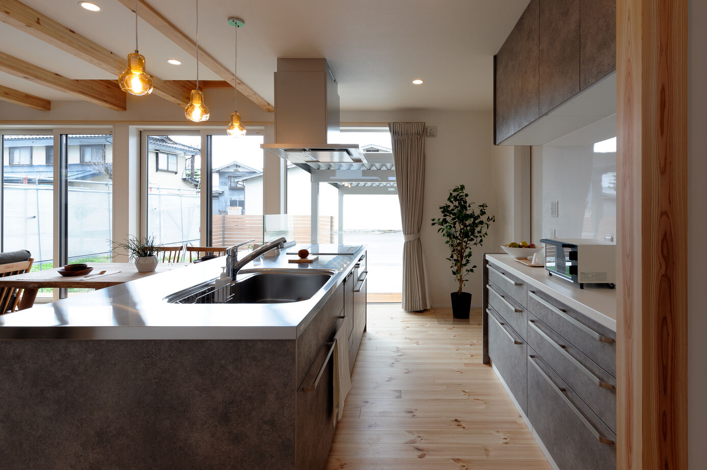 湯本工務店 【白い家/4LDK/34.64坪/3000万円台】魅せて使えるアイランドキッチンの家の建築実例画像3