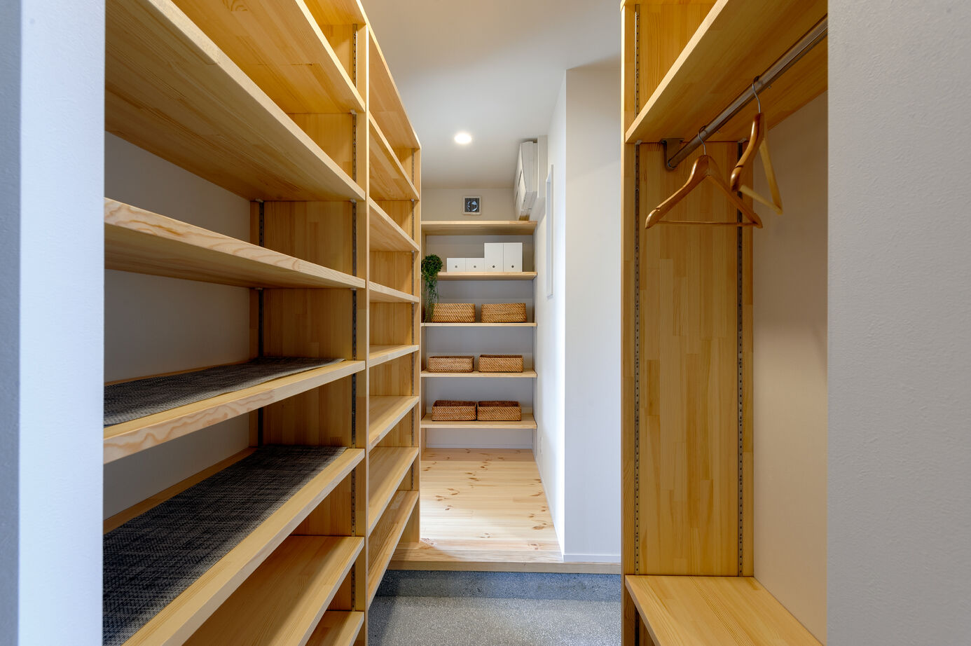 湯本工務店 【白い家/4LDK/34.64坪/3000万円台】魅せて使えるアイランドキッチンの家の建築実例画像4