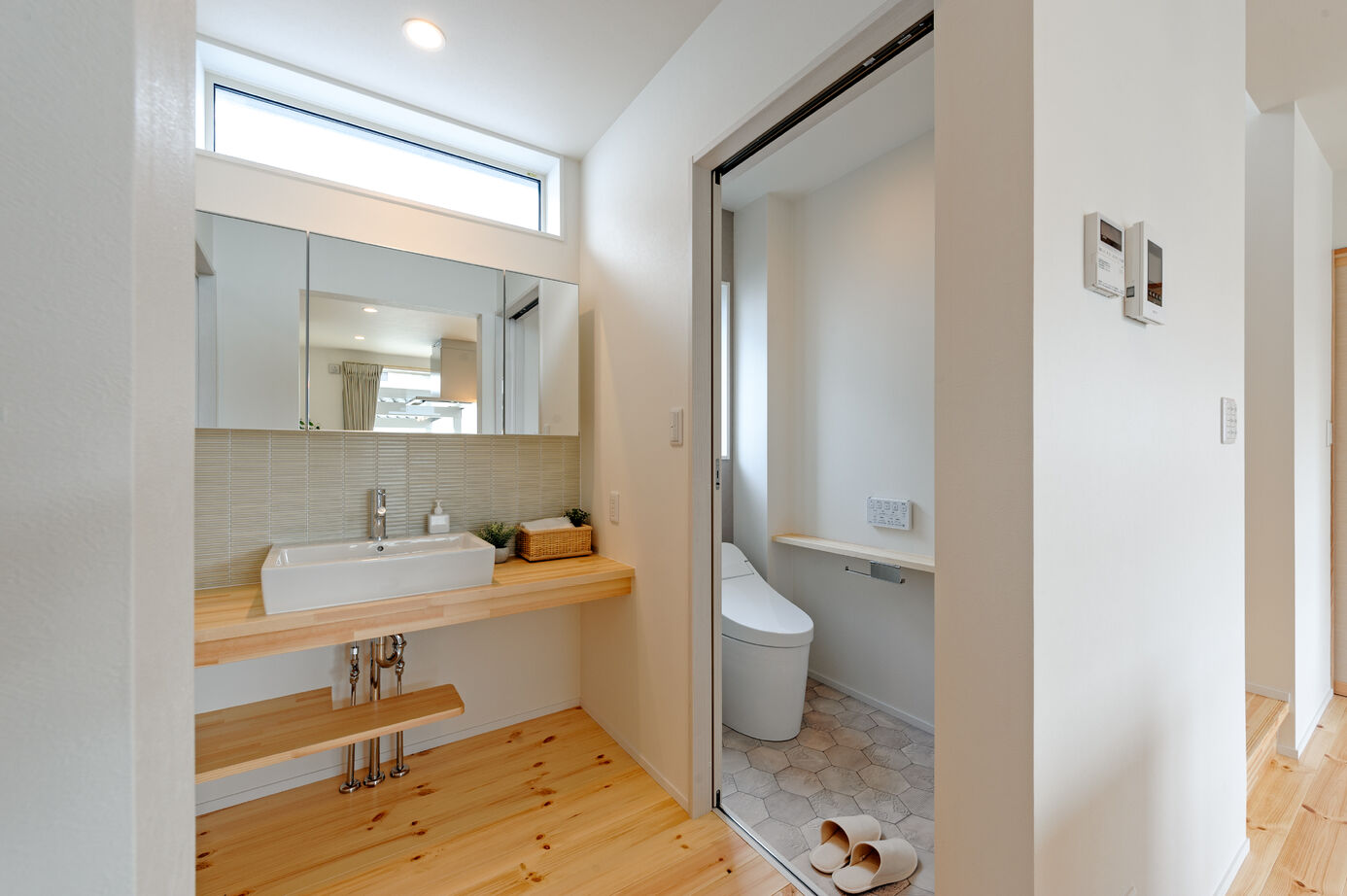 湯本工務店 【白い家/4LDK/34.64坪/3000万円台】魅せて使えるアイランドキッチンの家の建築実例画像8