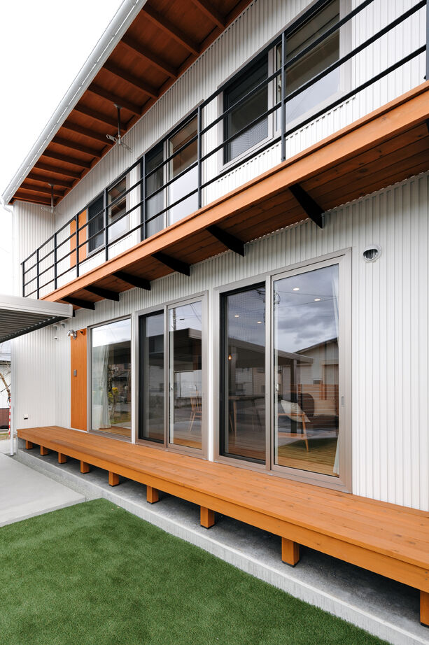 湯本工務店 【白い家/4LDK/34.64坪/3000万円台】魅せて使えるアイランドキッチンの家の建築実例画像9