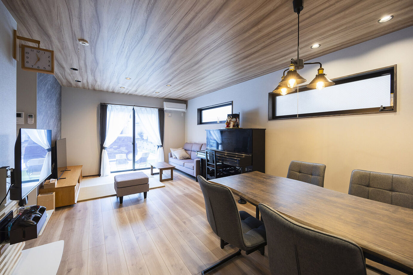 東栄住宅 【延床41.3坪／間取図】１階は人が集う広々としたリビング、2階に家族が寛ぐサブリビングを設けた住まいの建築実例画像2