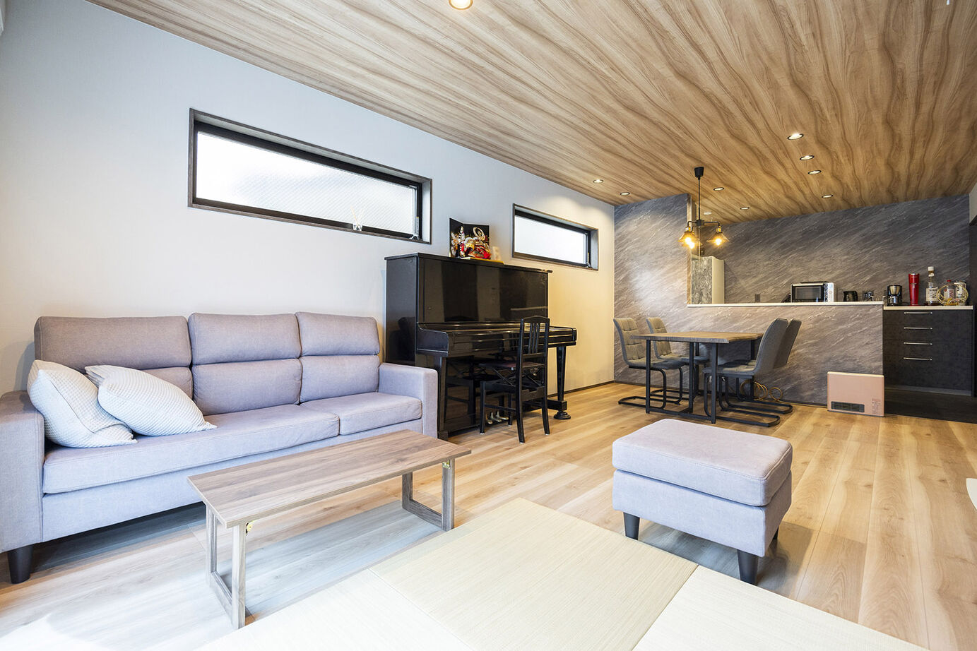 東栄住宅 【延床41.3坪／間取図】１階は人が集う広々としたリビング、2階に家族が寛ぐサブリビングを設けた住まいの建築実例画像3