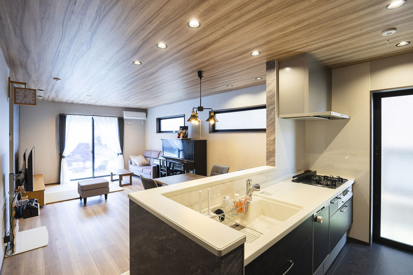 東栄住宅 【延床41.3坪／間取図】１階は人が集う広々としたリビング、2階に家族が寛ぐサブリビングを設けた住まいの建築実例画像4