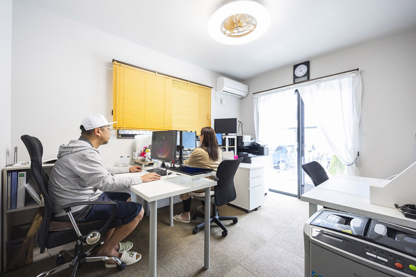 東栄住宅 【延床41.3坪／間取図】１階は人が集う広々としたリビング、2階に家族が寛ぐサブリビングを設けた住まいの建築実例画像6