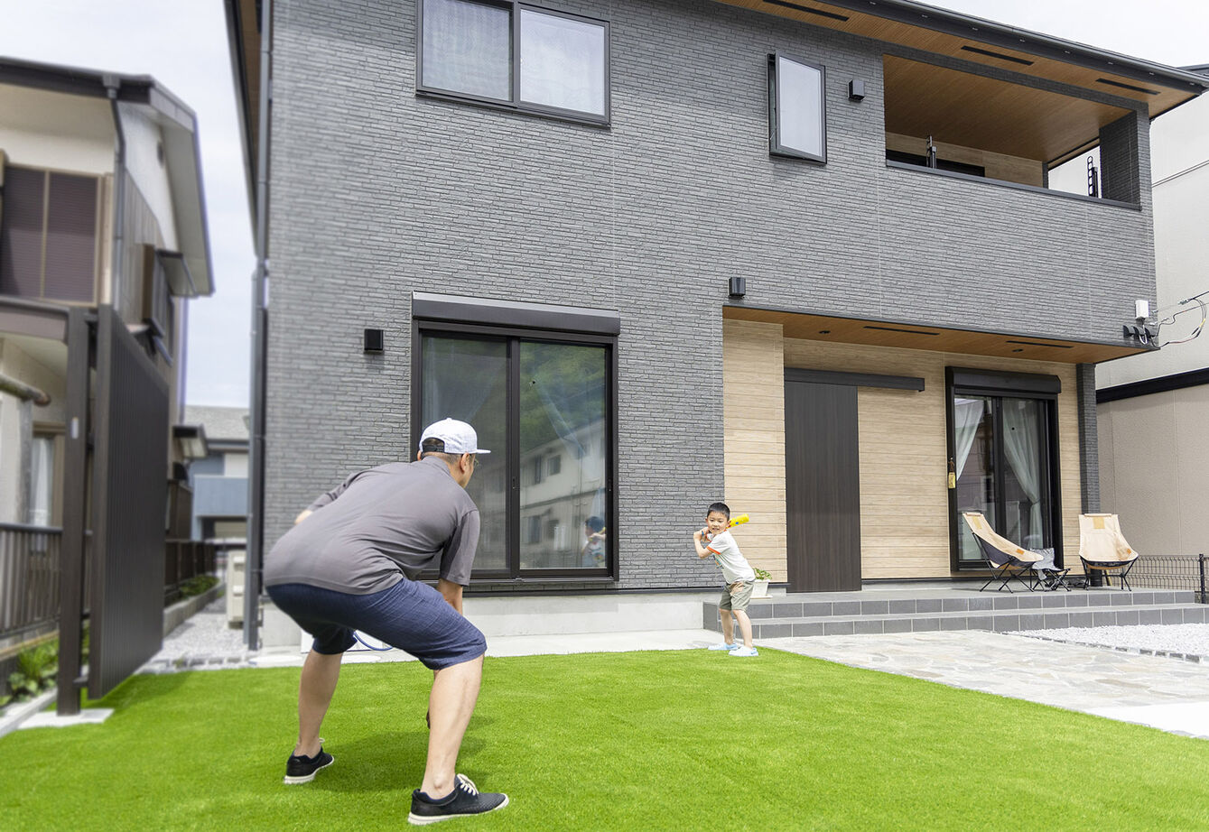 東栄住宅 【延床41.3坪／間取図】１階は人が集う広々としたリビング、2階に家族が寛ぐサブリビングを設けた住まいの建築実例画像8