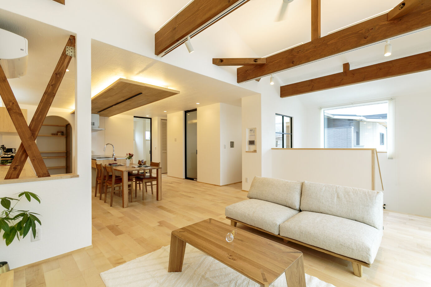 無添加住宅/東野建設工業 【矢巾町/5人家族/無垢材/漆喰】周りの環境を気にせずくつろぐことができる「2階リビング」の家の建築実例画像2