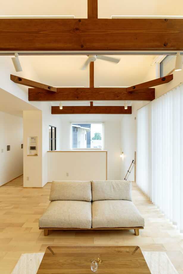 無添加住宅/東野建設工業 【矢巾町/5人家族/無垢材/漆喰】周りの環境を気にせずくつろぐことができる「2階リビング」の家の建築実例画像3