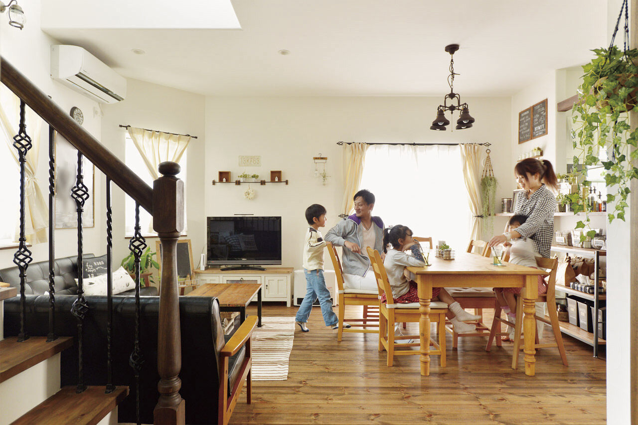 フラワーホーム 【1850万円/38.8坪/プロヴァンス/おうちカフェ】無垢床と塗り壁がヴィンテージインテリアに似合う家の建築実例画像3