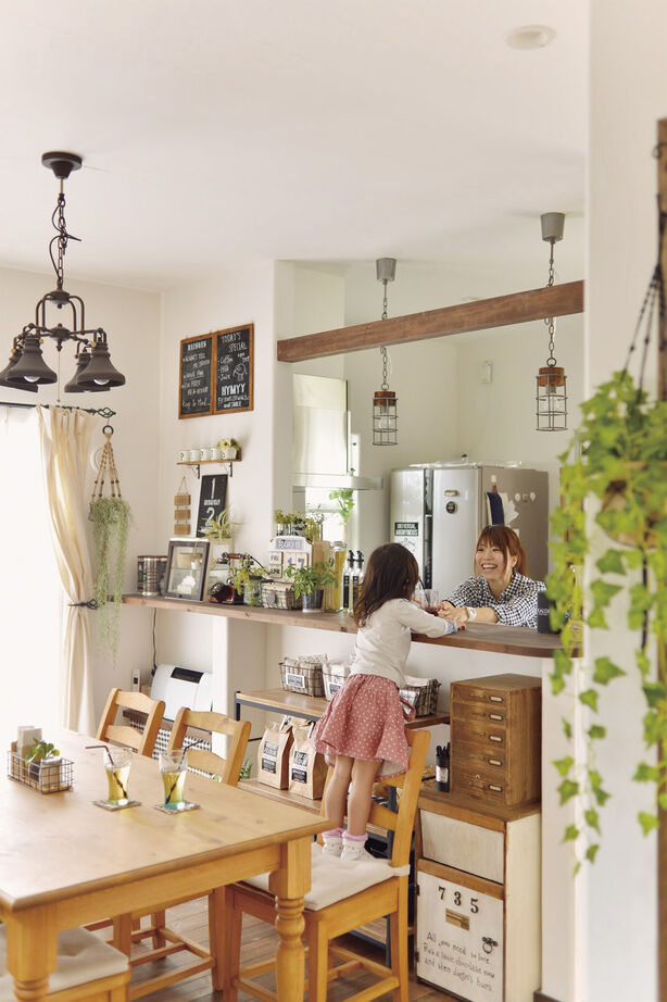 フラワーホーム 【1850万円/38.8坪/プロヴァンス/おうちカフェ】無垢床と塗り壁がヴィンテージインテリアに似合う家の建築実例画像4