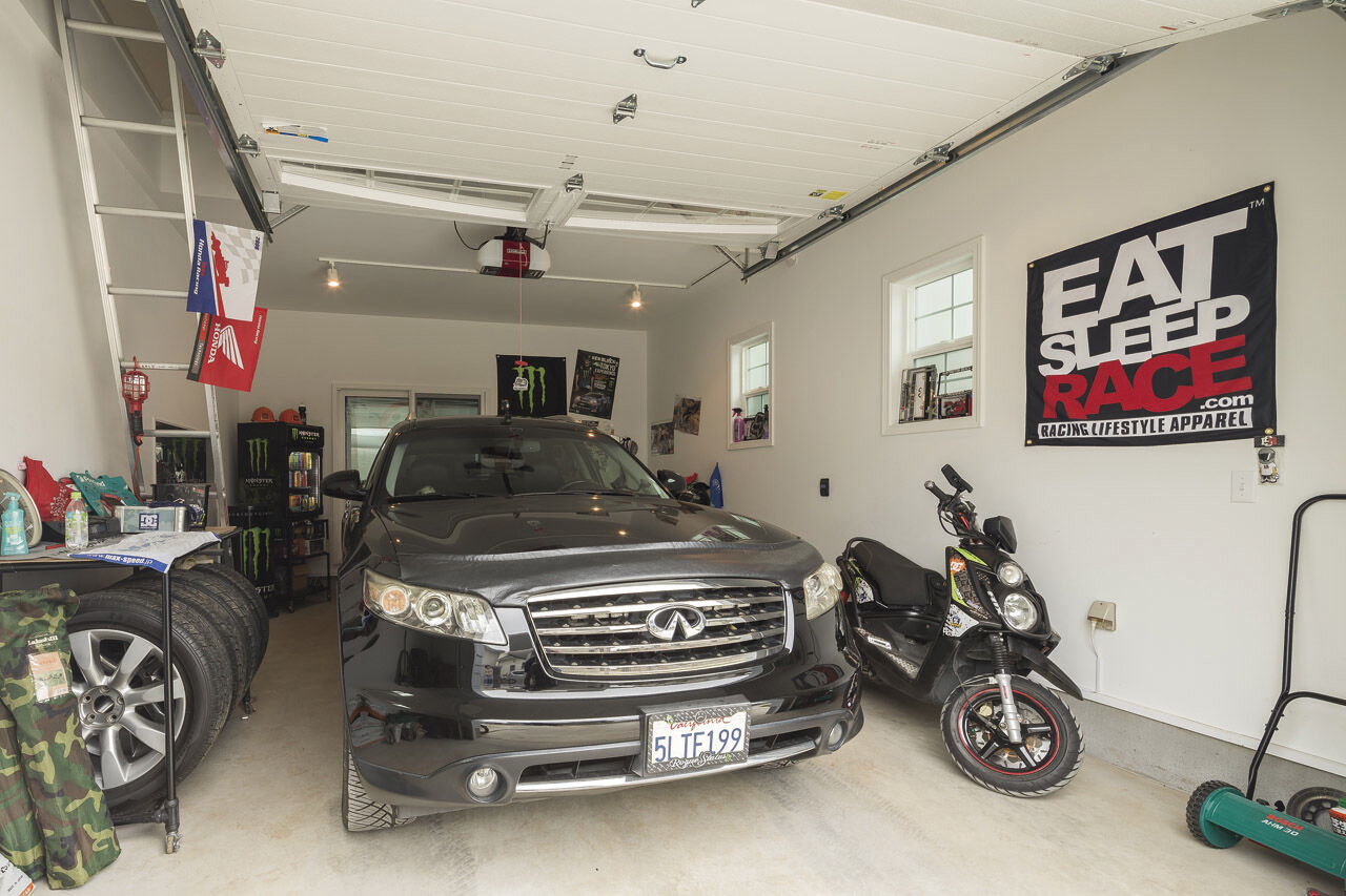 フラワーホーム 【1838万円/37.6坪/西海岸/インナーガレージ】リビングから愛車を眺めるアメリカンスタイルの家の建築実例画像2