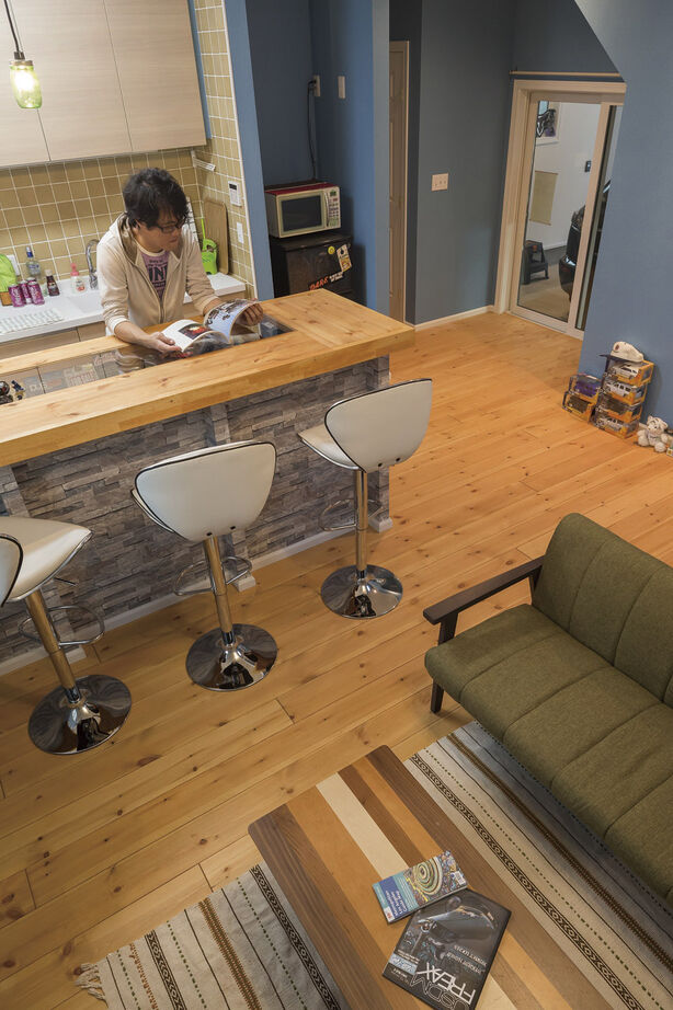 フラワーホーム 【1838万円/37.6坪/西海岸/インナーガレージ】リビングから愛車を眺めるアメリカンスタイルの家の建築実例画像4