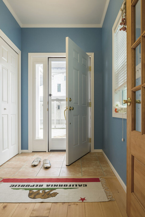 フラワーホーム 【1838万円/37.6坪/西海岸/インナーガレージ】リビングから愛車を眺めるアメリカンスタイルの家の建築実例画像7