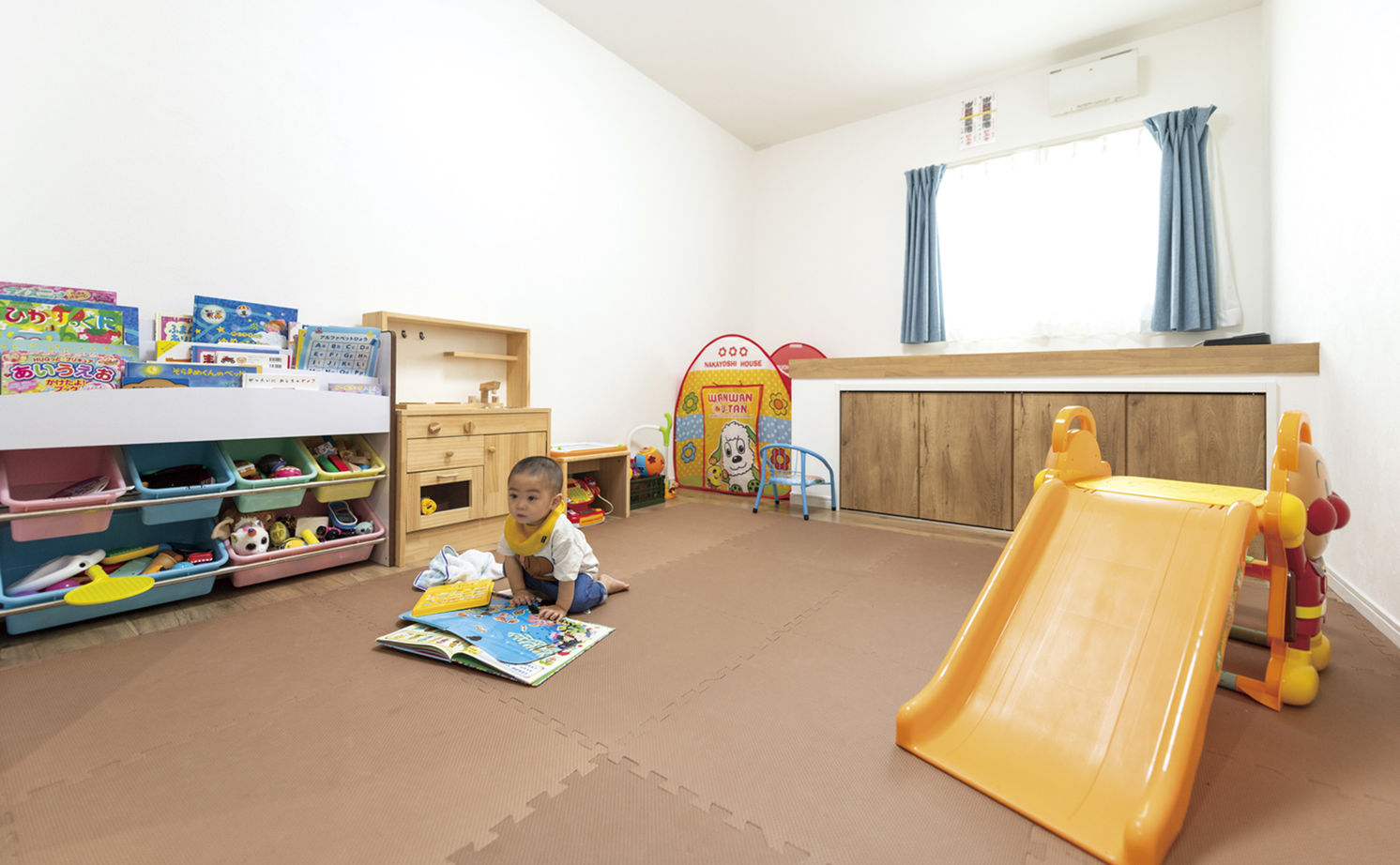 昭和建設 平屋でもリビングは天井高4.4ｍの開放感。パパのトレーニングや家事ラクにも配慮した、アイデア満載の家の建築実例画像7