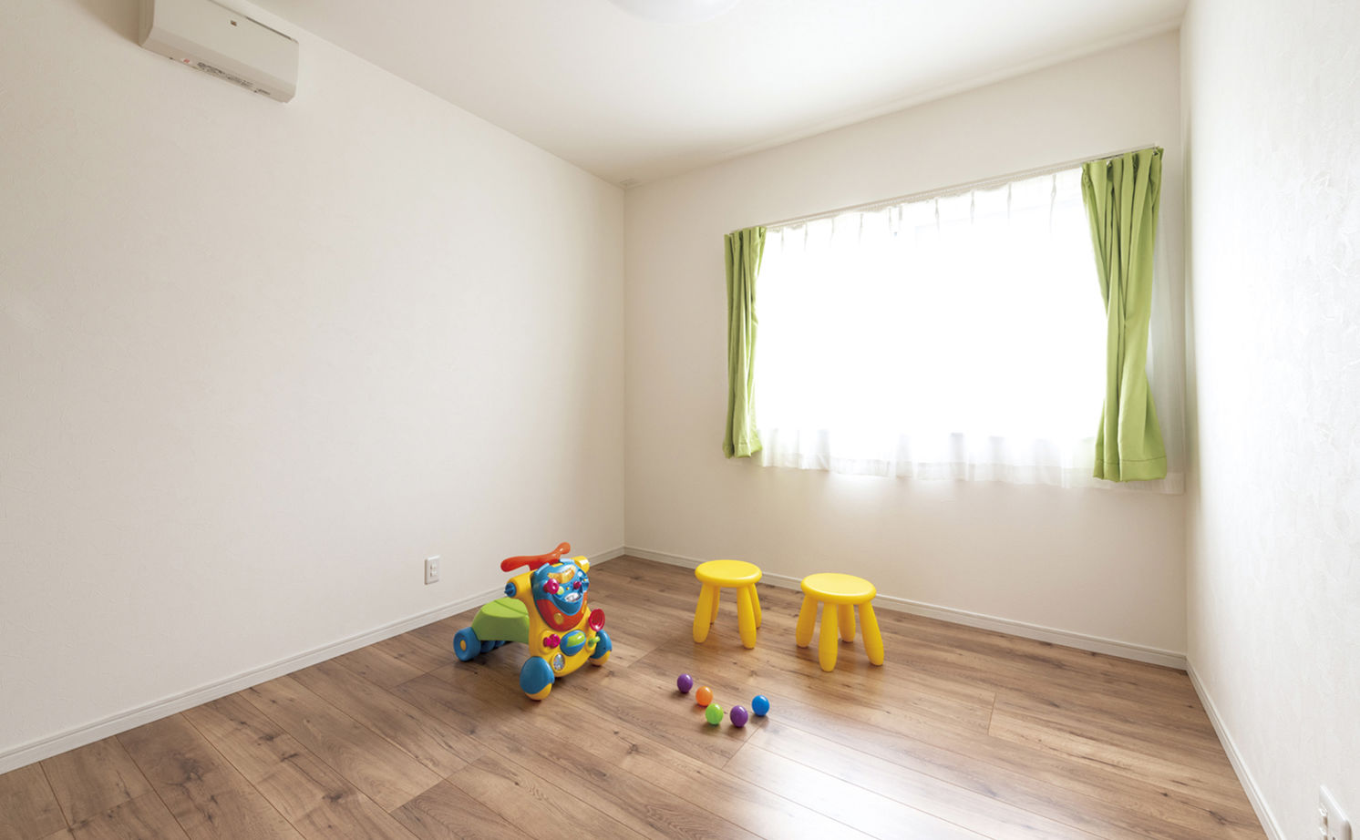 昭和建設 平屋でもリビングは天井高4.4ｍの開放感。パパのトレーニングや家事ラクにも配慮した、アイデア満載の家の建築実例画像15