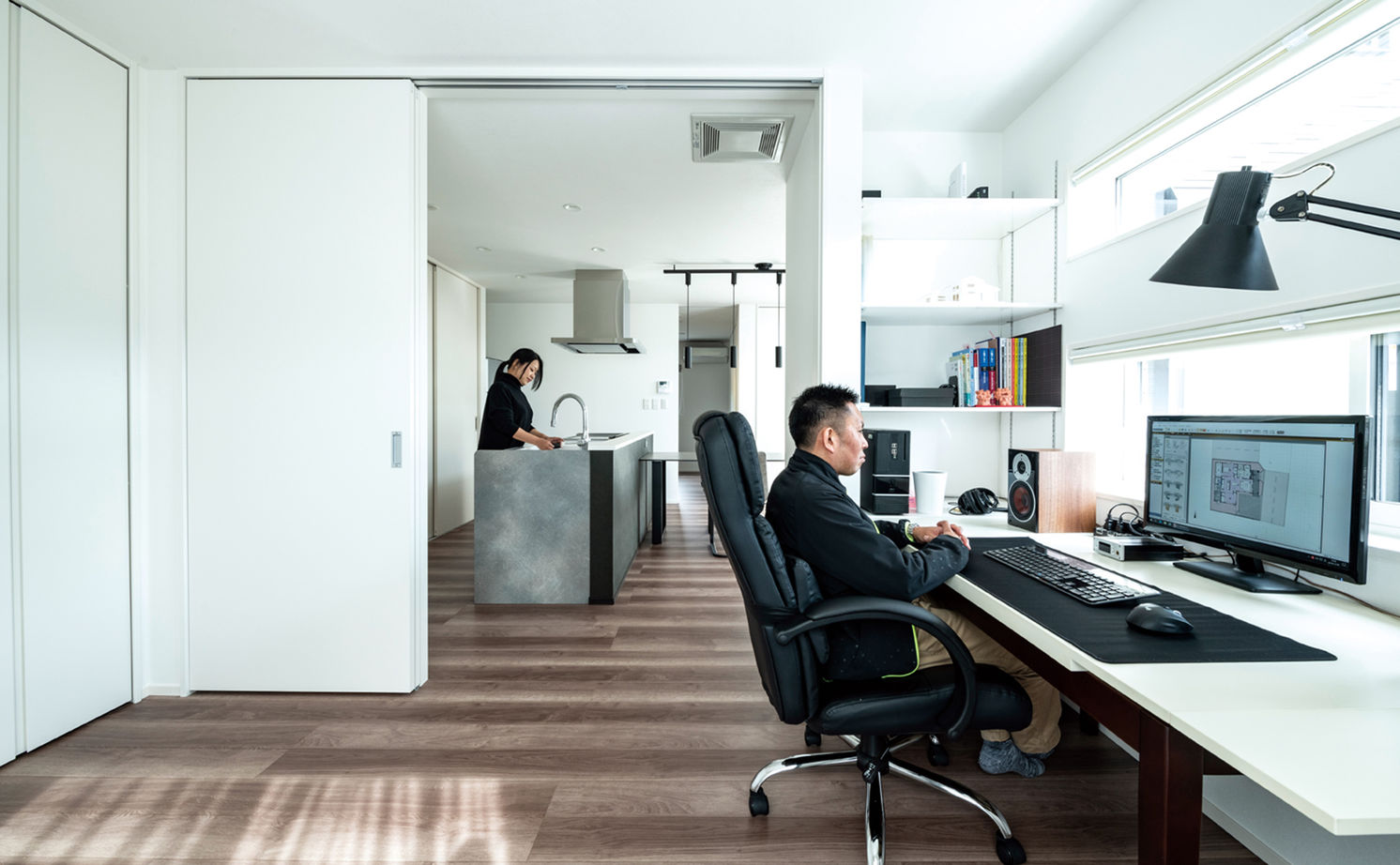 昭和建設 【吹抜の開放感を味わえる平屋】窓越しの緑景を取り込み、モデルハウスのような美しさを追求した家の建築実例画像4