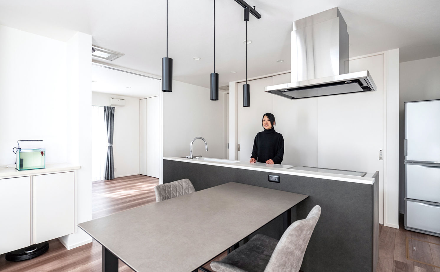 昭和建設 【吹抜の開放感を味わえる平屋】窓越しの緑景を取り込み、モデルハウスのような美しさを追求した家の建築実例画像6