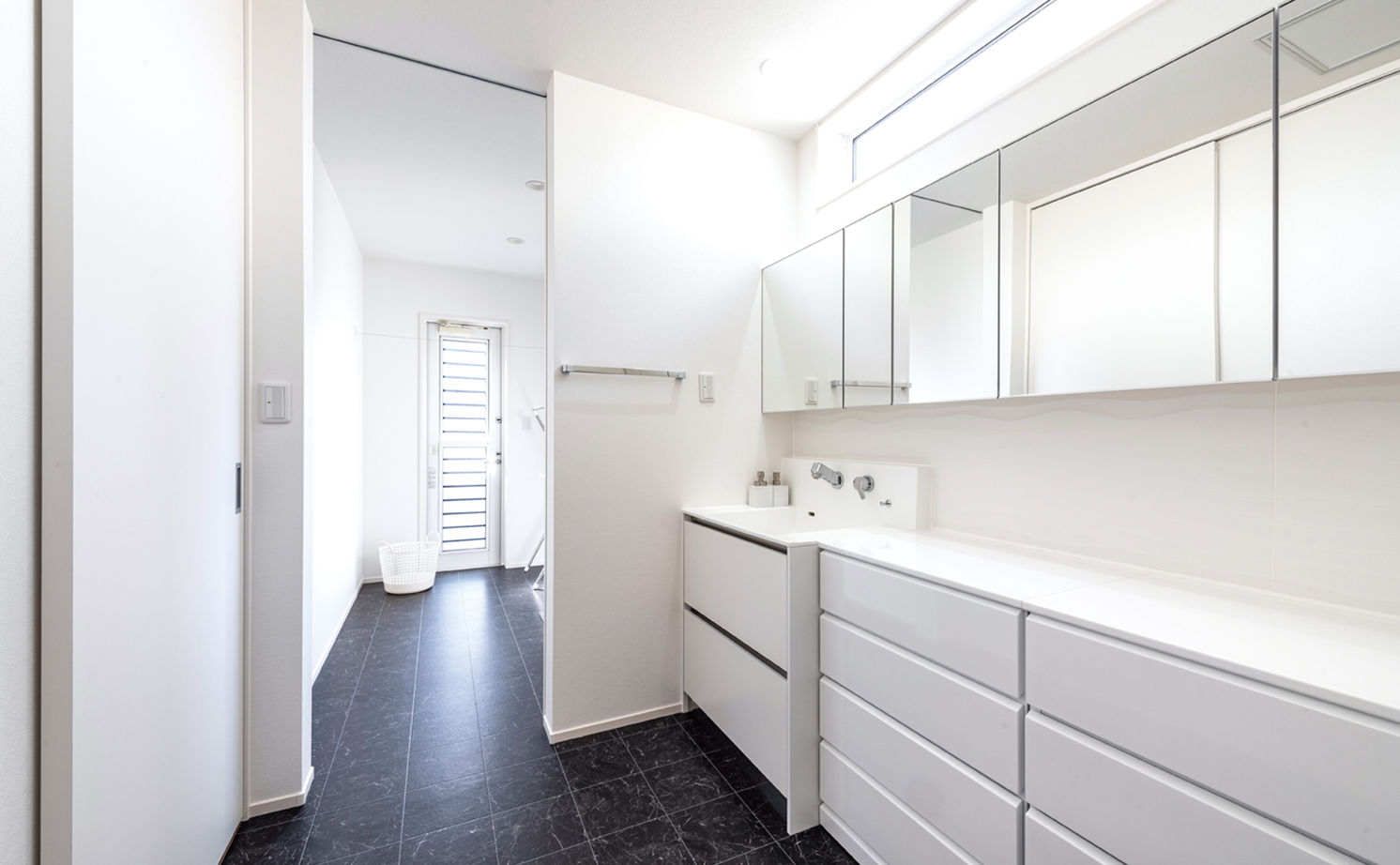 昭和建設 【吹抜の開放感を味わえる平屋】窓越しの緑景を取り込み、モデルハウスのような美しさを追求した家の建築実例画像10