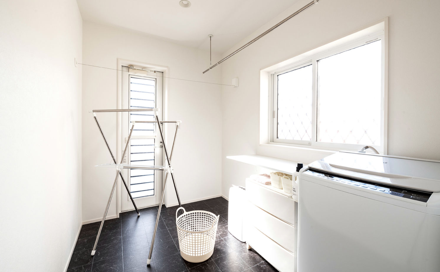 昭和建設 【吹抜の開放感を味わえる平屋】窓越しの緑景を取り込み、モデルハウスのような美しさを追求した家の建築実例画像11