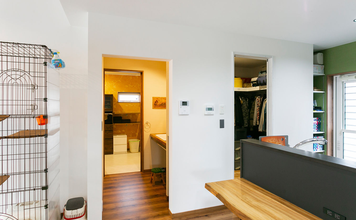 昭和建設 開放感たっぷりのリビングに様々な造作家具。家族の「大好き」をいっぱい詰めた、三角屋根の愛らしい平屋の建築実例画像7