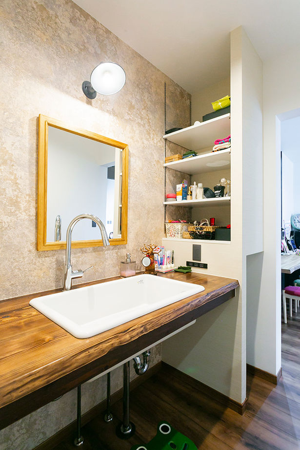 昭和建設 開放感たっぷりのリビングに様々な造作家具。家族の「大好き」をいっぱい詰めた、三角屋根の愛らしい平屋の建築実例画像9