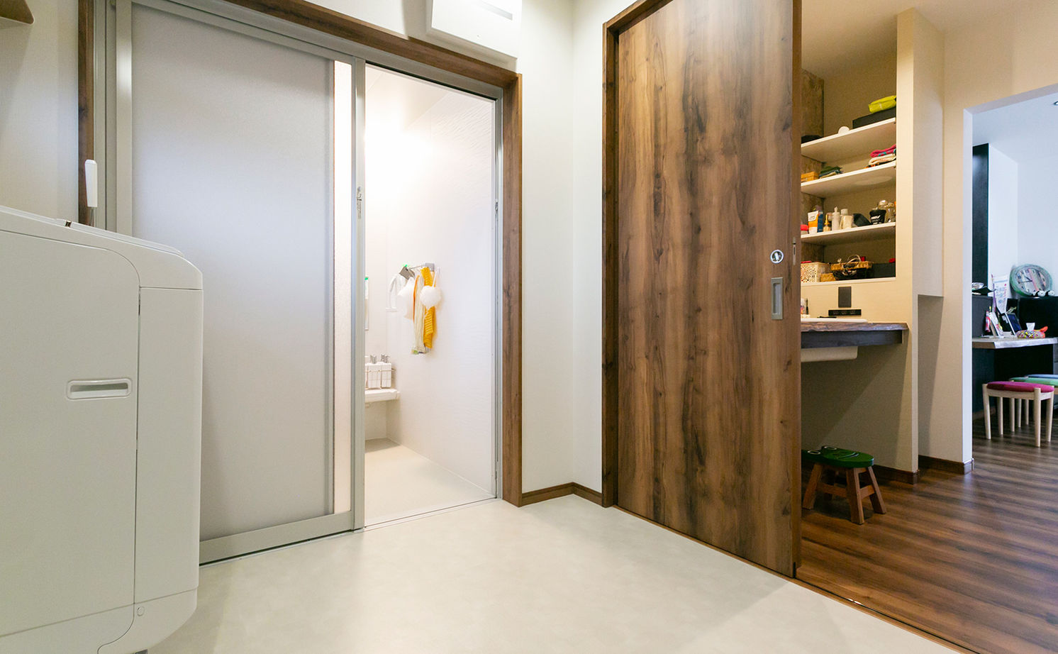 昭和建設 開放感たっぷりのリビングに様々な造作家具。家族の「大好き」をいっぱい詰めた、三角屋根の愛らしい平屋の建築実例画像11