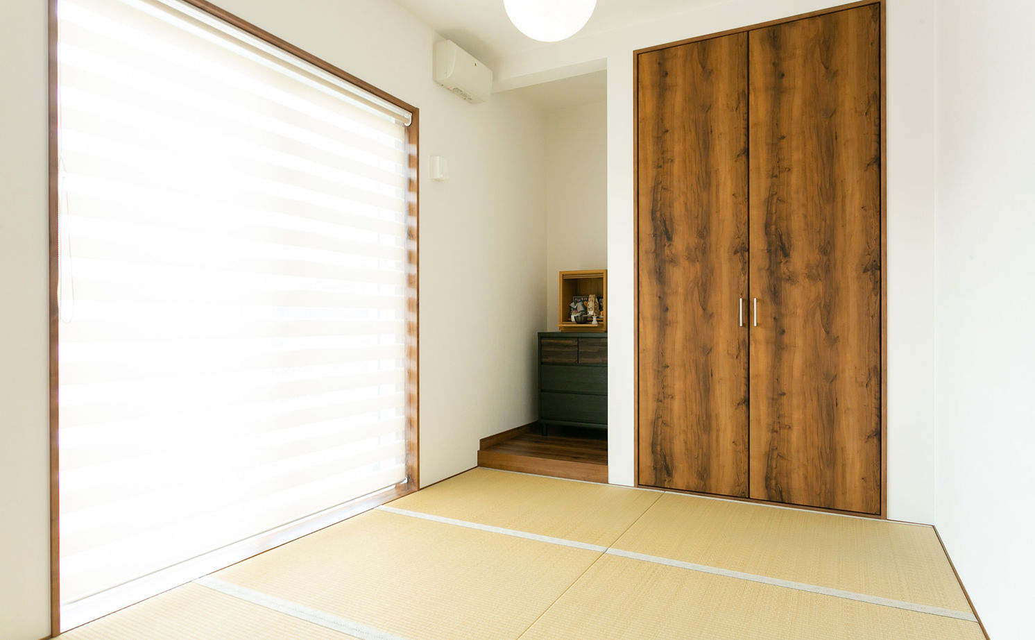 昭和建設 開放感たっぷりのリビングに様々な造作家具。家族の「大好き」をいっぱい詰めた、三角屋根の愛らしい平屋の建築実例画像14