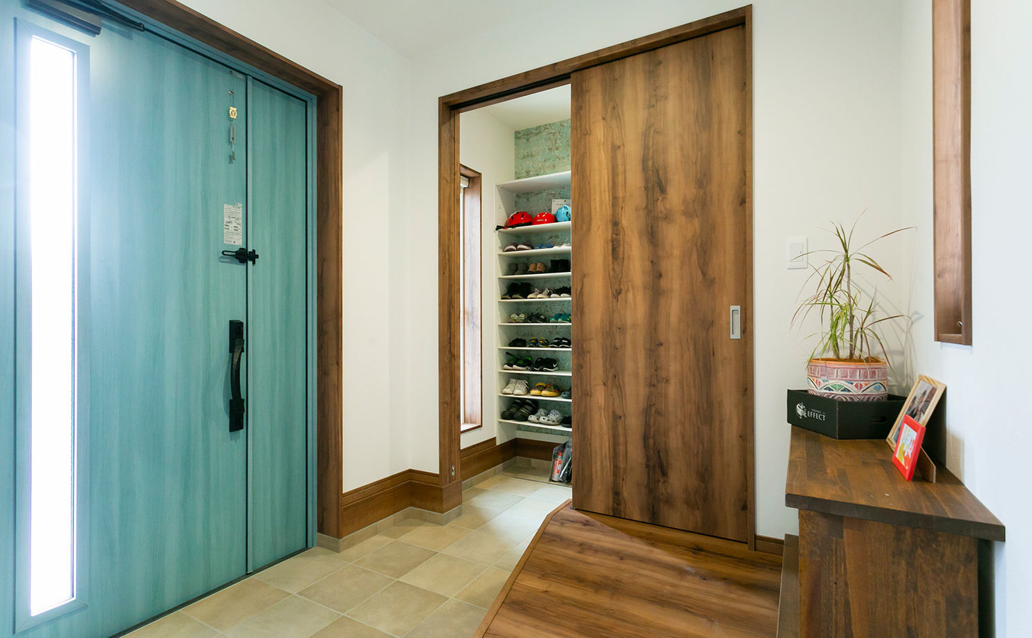 昭和建設 開放感たっぷりのリビングに様々な造作家具。家族の「大好き」をいっぱい詰めた、三角屋根の愛らしい平屋の建築実例画像17