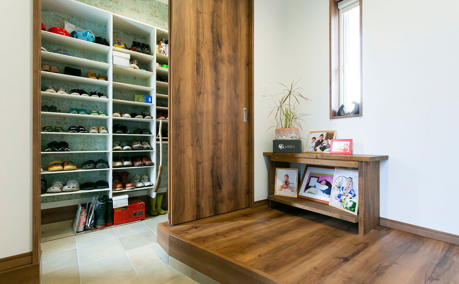 昭和建設 開放感たっぷりのリビングに様々な造作家具。家族の「大好き」をいっぱい詰めた、三角屋根の愛らしい平屋の建築実例画像18