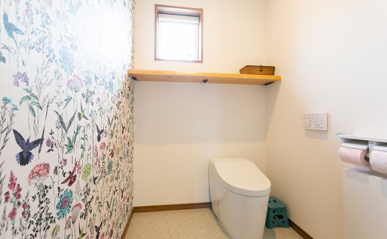 昭和建設 開放感たっぷりのリビングに様々な造作家具。家族の「大好き」をいっぱい詰めた、三角屋根の愛らしい平屋の建築実例画像19