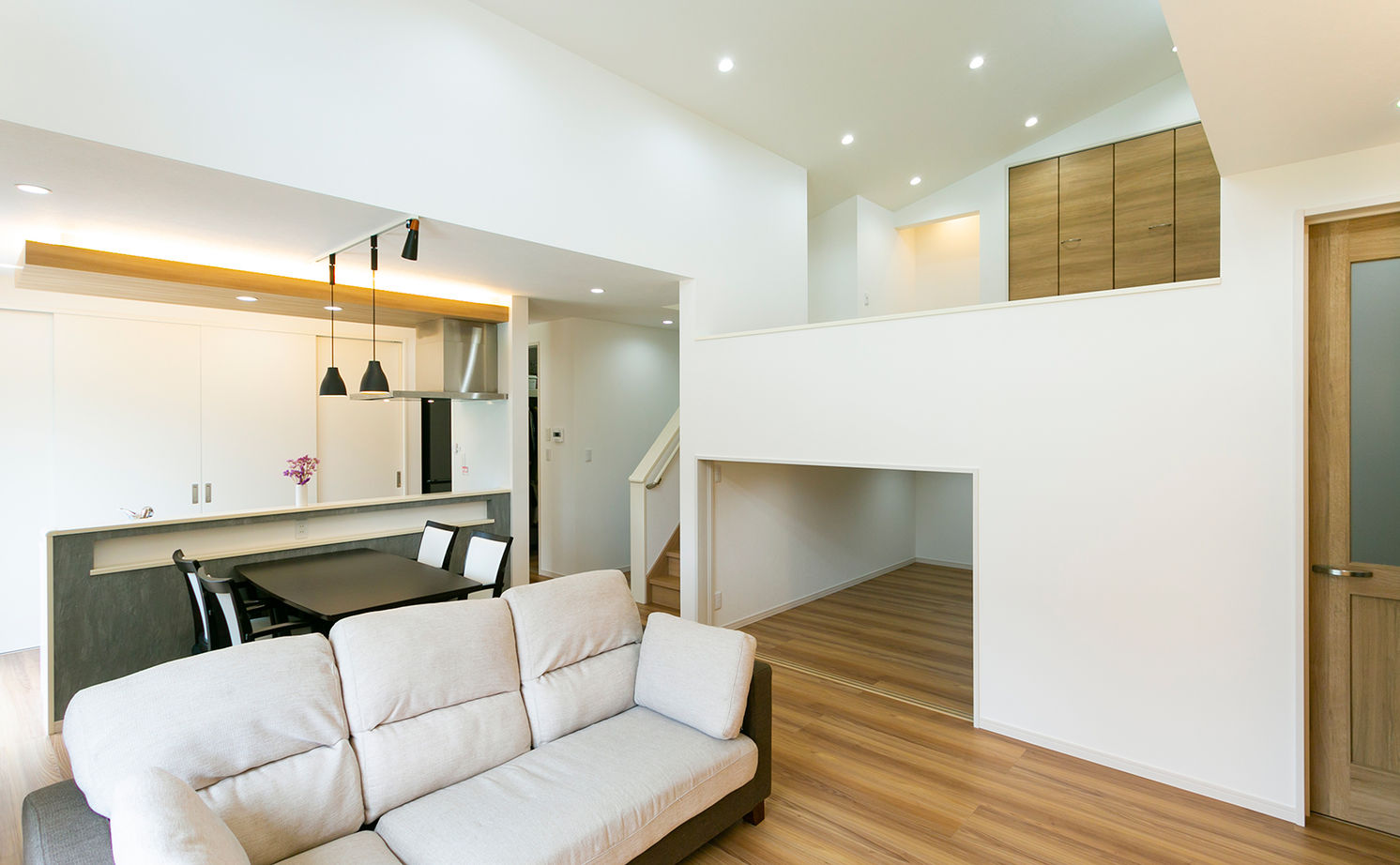 昭和建設 【2200万円台で建てた家／間取り図有】天井高4.3ｍの開放的なリビングとスキップフロアが魅力の平屋の建築実例画像2