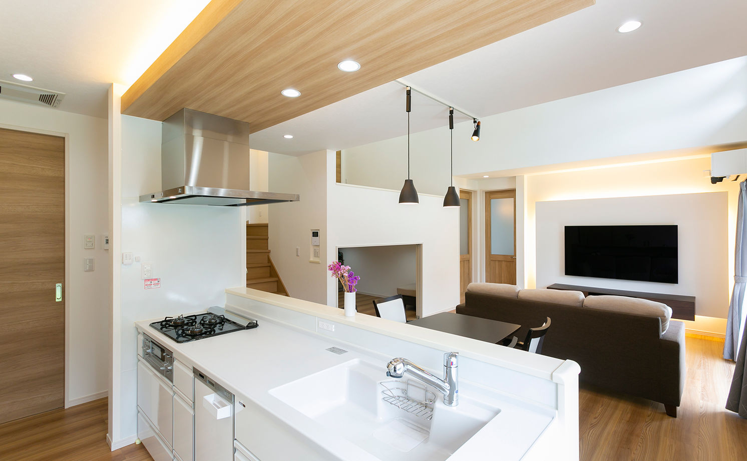 昭和建設 【2200万円台で建てた家／間取り図有】天井高4.3ｍの開放的なリビングとスキップフロアが魅力の平屋の建築実例画像6