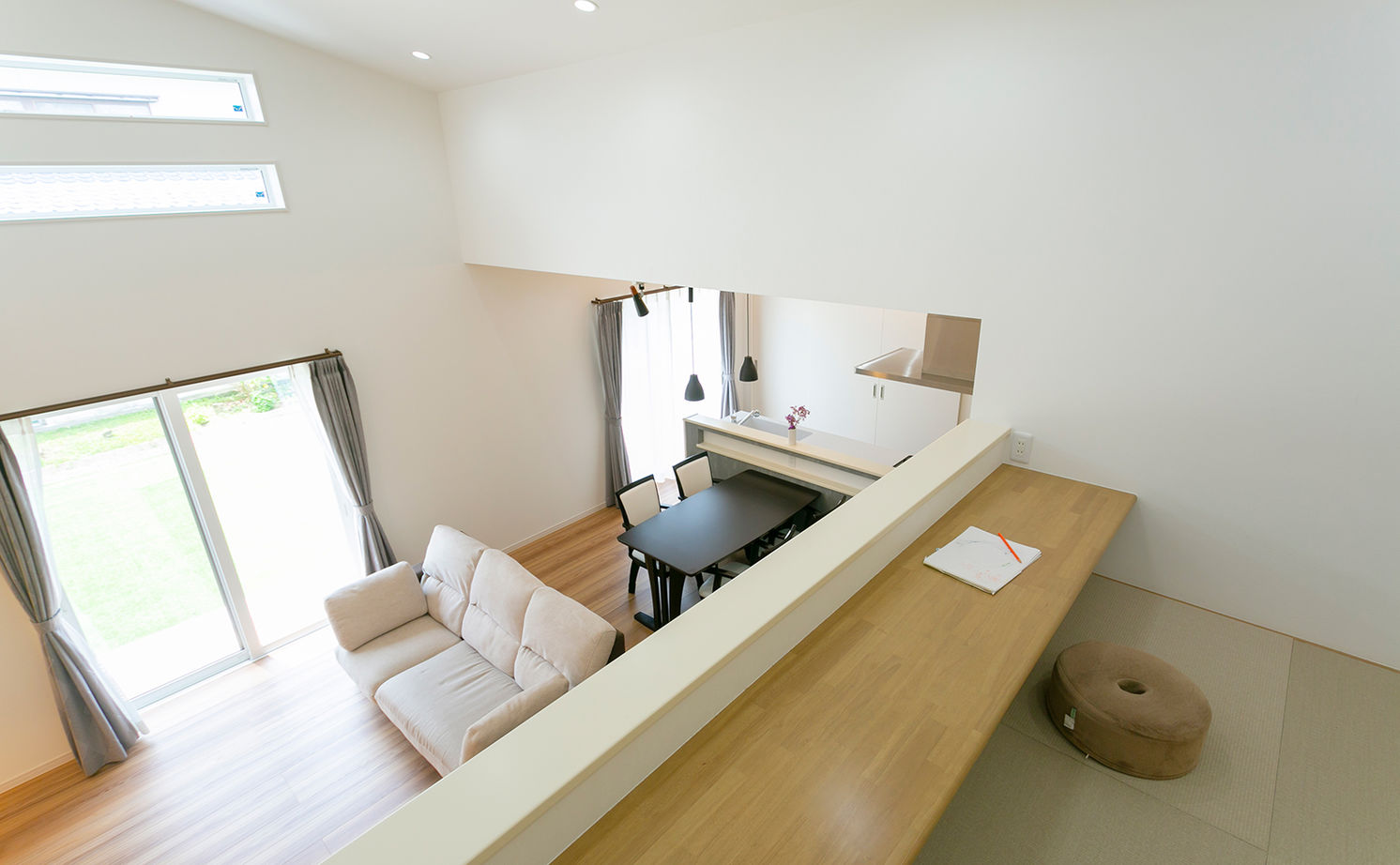 昭和建設 【2200万円台で建てた家／間取り図有】天井高4.3ｍの開放的なリビングとスキップフロアが魅力の平屋の建築実例画像7