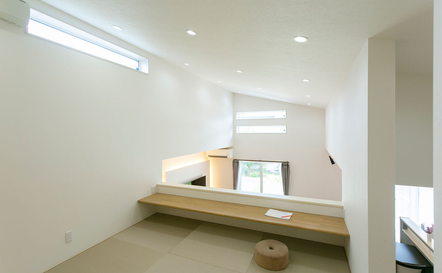 昭和建設 【2200万円台で建てた家／間取り図有】天井高4.3ｍの開放的なリビングとスキップフロアが魅力の平屋の建築実例画像8