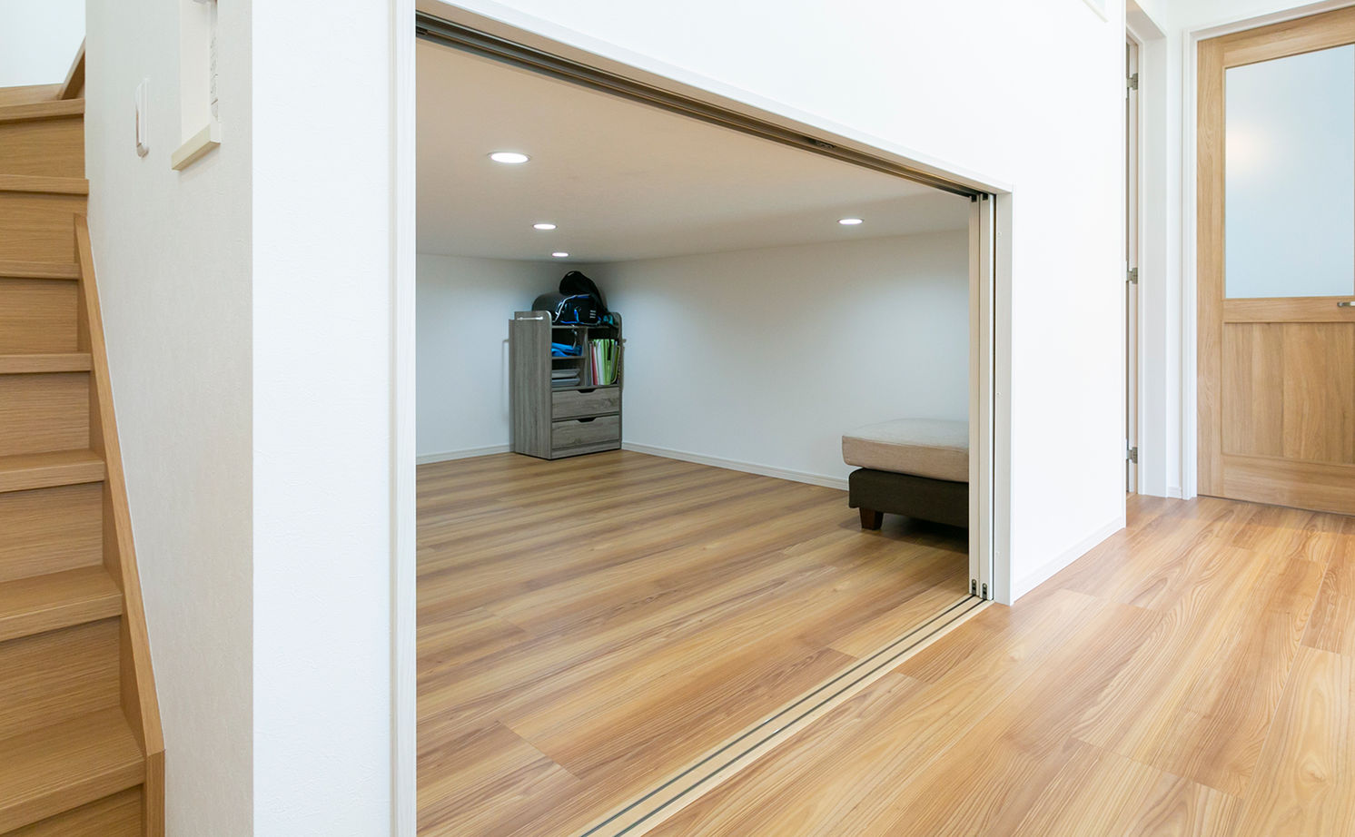 昭和建設 【2200万円台で建てた家／間取り図有】天井高4.3ｍの開放的なリビングとスキップフロアが魅力の平屋の建築実例画像9