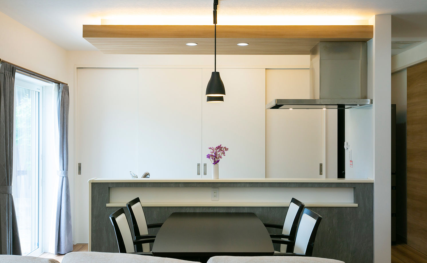 昭和建設 【2200万円台で建てた家／間取り図有】天井高4.3ｍの開放的なリビングとスキップフロアが魅力の平屋の建築実例画像13