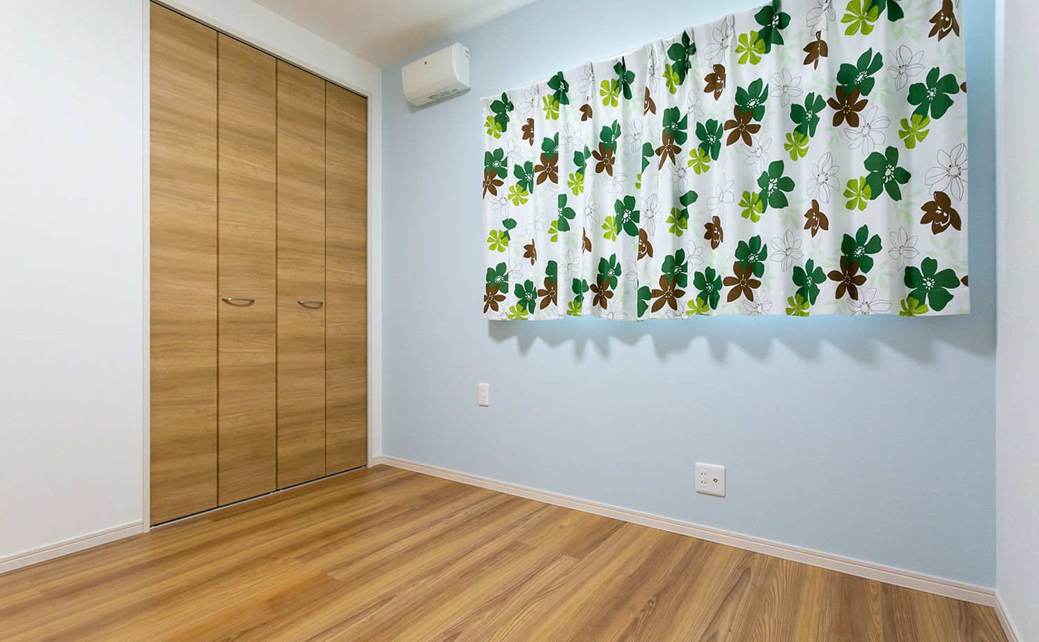 昭和建設 【2200万円台で建てた家／間取り図有】天井高4.3ｍの開放的なリビングとスキップフロアが魅力の平屋の建築実例画像14